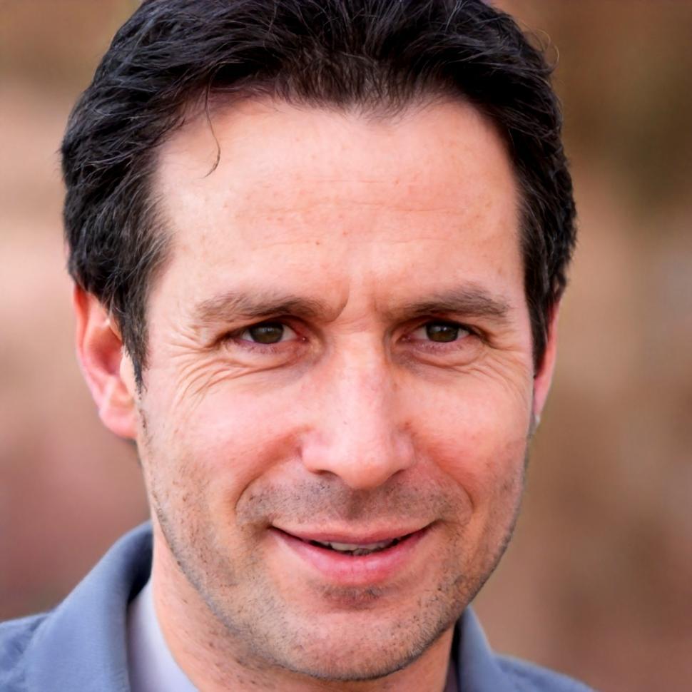 Portrait de Marc Dubois, conseiller financier principal